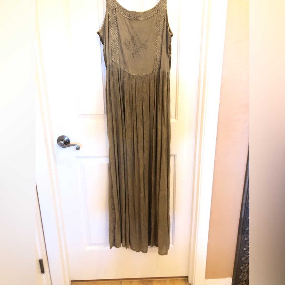 🌟🌟REDUCED🌟🌟Boho Vintage Maxi Dress w/ Empire Velvet Embroidery On Top, & Hem